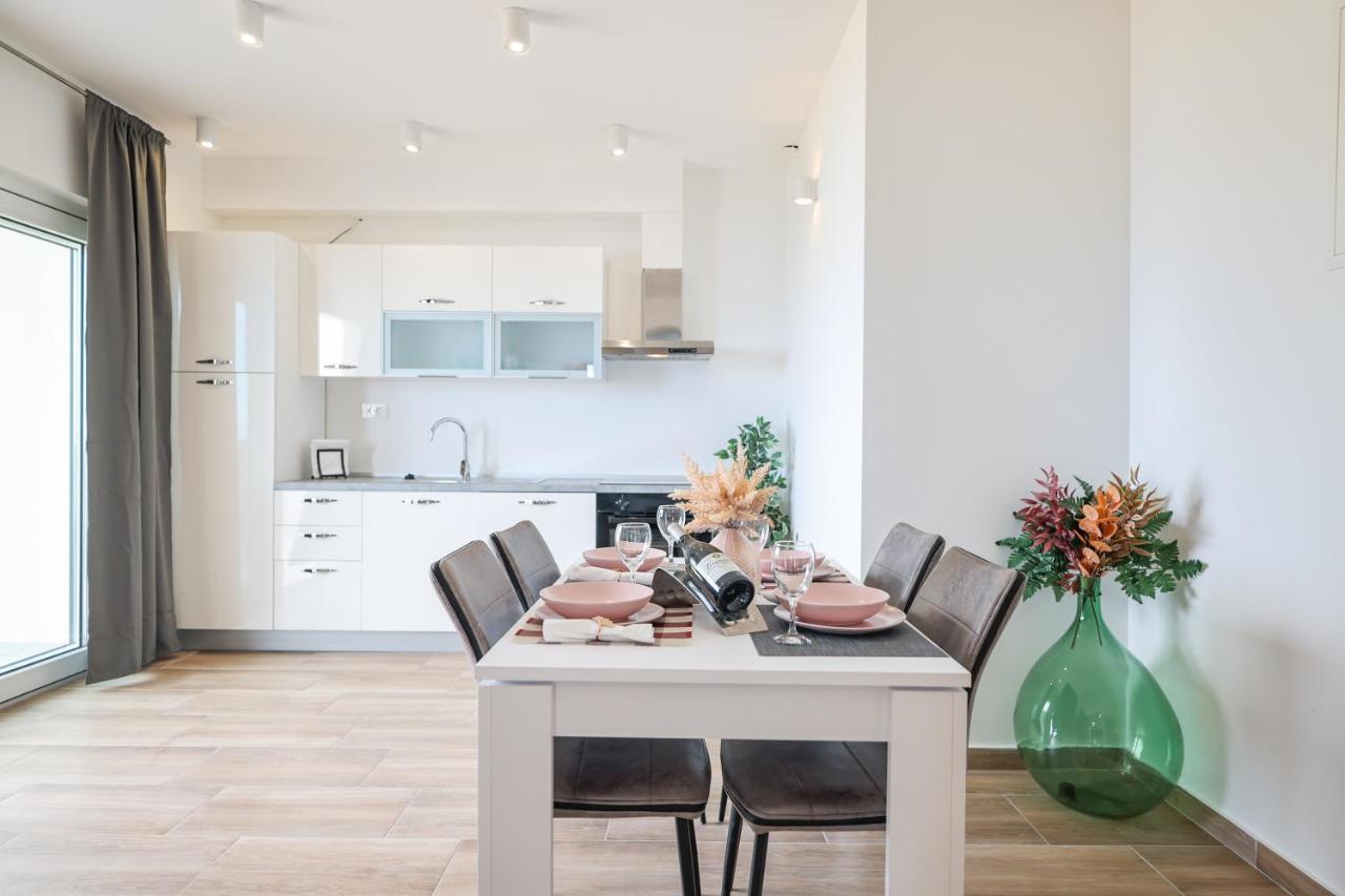 Beachfront Apartments Tic With Seaview Miletici エクステリア 写真