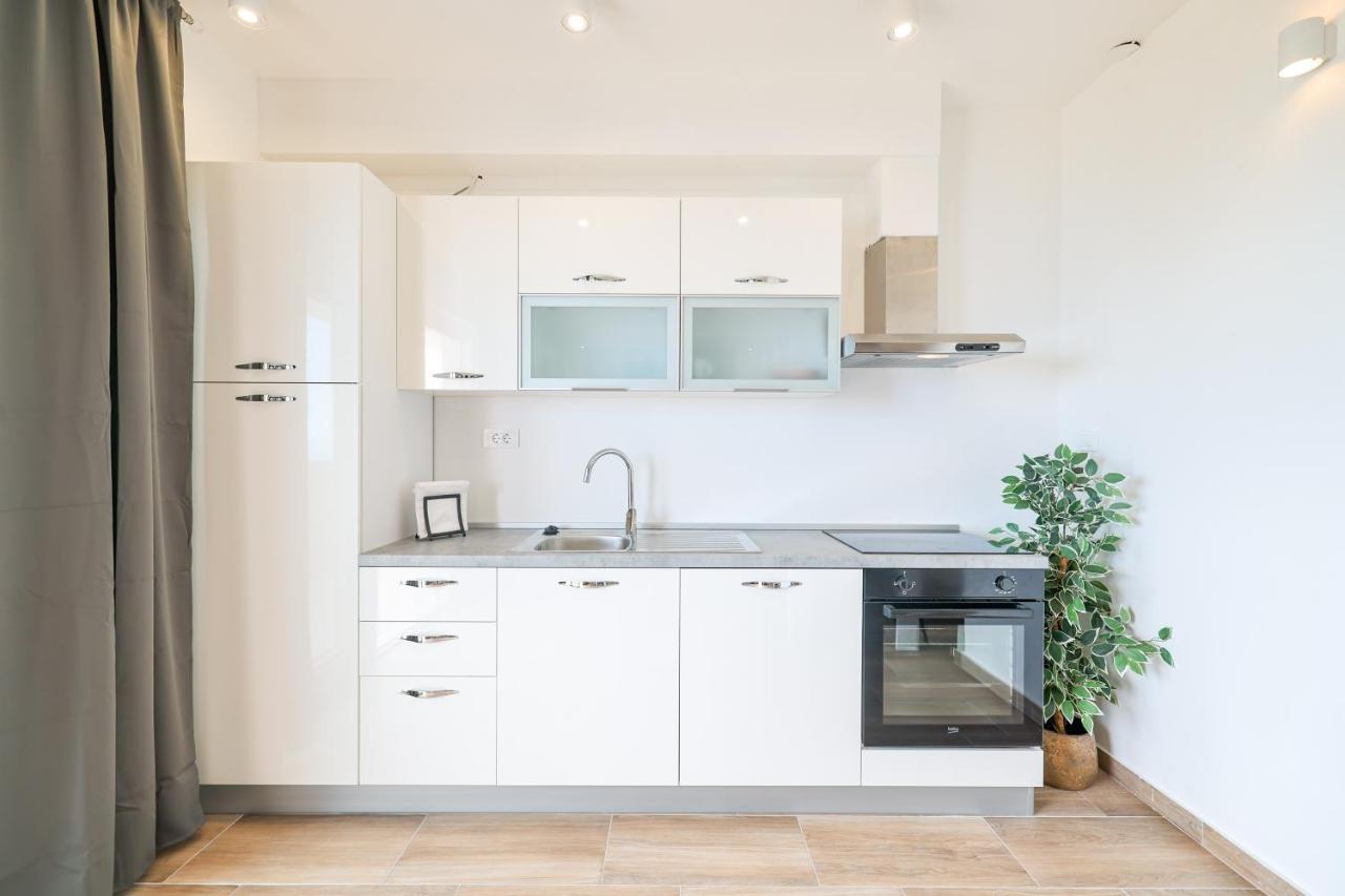 Beachfront Apartments Tic With Seaview Miletici エクステリア 写真